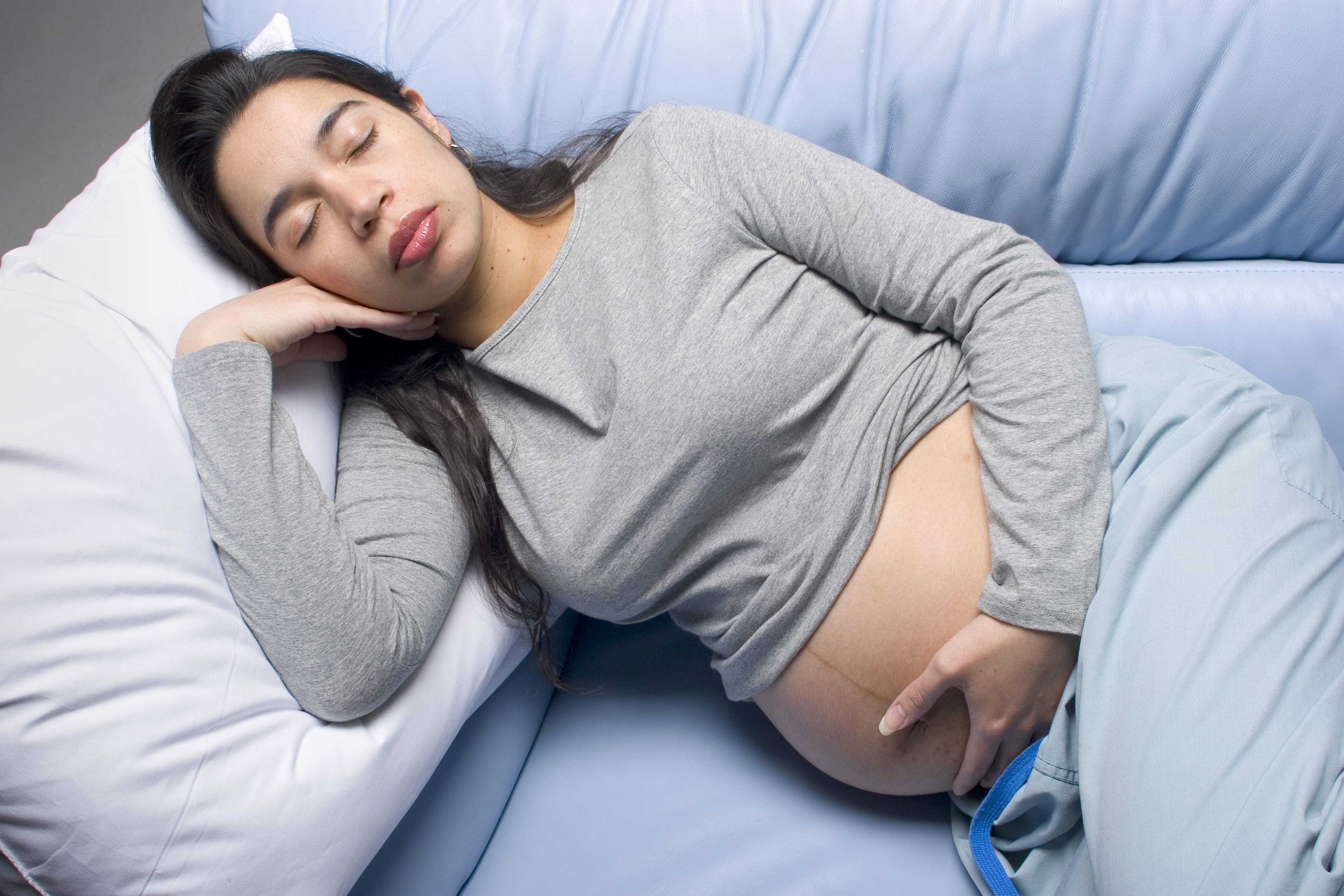 Болит живот во сне. Беременные крупные женщины. Сон беременной. Сон беременной женщины.